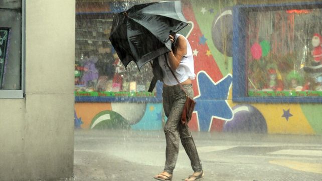 El Servicio Meteorológico Nacional lanzó una advertencia por combinación de intensas lluvias y fuertes vientos. 