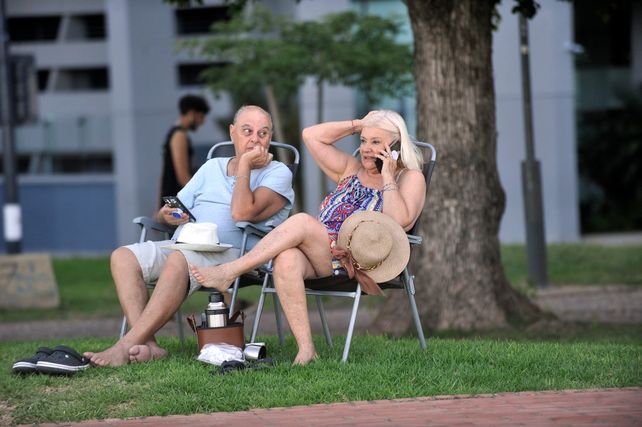 En Rosario la sensación térmica este miércoles fue de 38 grados a las 17 horas. Mucha gente salió a los parques.