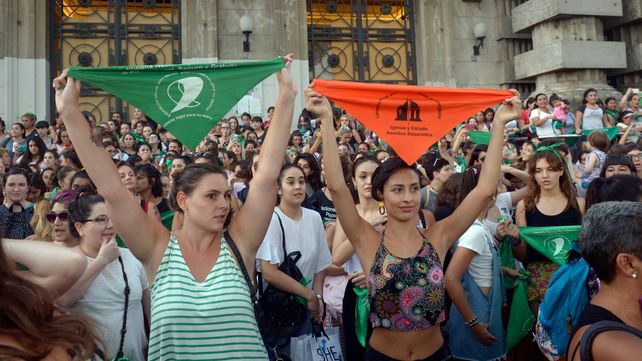 Pañuelazo por el aborto de grupos de mujeres en Rosario