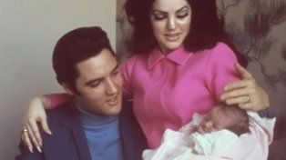 Elvis y Priscilla, hace 54 años cuando Lisa había nacido.