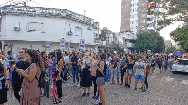 8M: Masiva marcha de mujeres en la ciudad de Santa Fe
