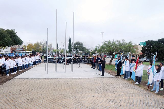 Se robaron las columnas del Monumento al Himno Nacional