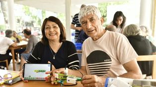 En la Estación Digital del Distrito Sur, adultos mayores programaron un robot