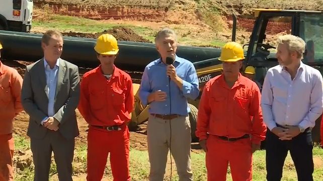 En la recorrida a la planta potabilizadora de Concordia, Macri le cantó el feliz cumpleaños a Bordet