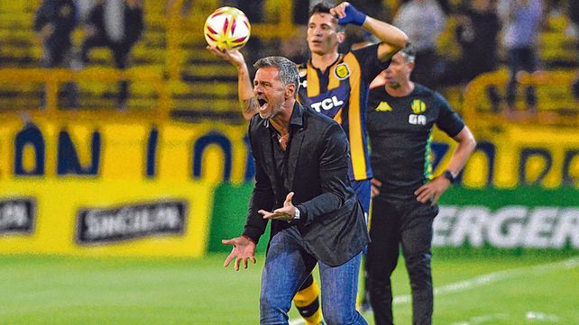 Grito gigante.&nbsp; El técnico canalla Diego Cocca intenta hacerse oír. Detrás el chileno Alfonso Parot