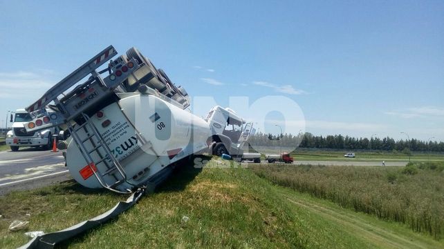 Perdió el control del camión y volcó: no hubo heridos de milagro