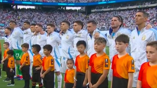 Los jugadores de la selección argentina cantaron un nuevo hit para festejar el pasaje a la final de la Copa América.