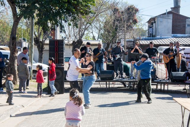 “Estamos festejando la colocación de los adoquines. Quedó muy lindo. Hermoso. Para nosotros esto es muy importante