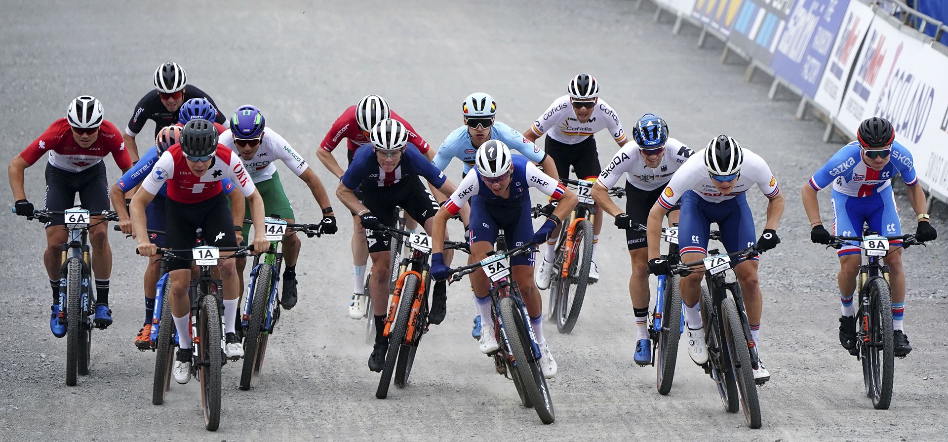 Competidores al inicio de la carrera de relevos por equipos mixtos durante el séptimo día del Campeonato Mundial de Ciclismo UCI 2023 en el Glentress Mountain Bike Trail Centre, Peebles, Escocia, el miércoles 9 de agosto de 2023. (Jane Barlow/PA vía AP) Competidores al inicio de la carrera de relevos por equipos mixtos durante el séptimo día del Campeonato Mundial de Ciclismo UCI 2023 en el Glentress Mountain Bike Trail Centre, Peebles, Escocia, el miércoles 9 de agosto de 2023. (Jane Barlow/PA vía AP)