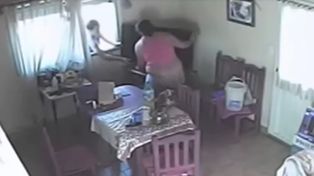 Una ladrona no pudo robar un televisor porque se olvidó el destornillador