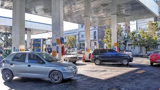 Desde el sábado próximo, el precio del Gas Natural Comprimido (GNC) para vehículos tendrá un aumento de un 30% en todo el país, por lo cual el metro cúbico costará cerca de 35 pesos y los remiseros están muy preocupados.