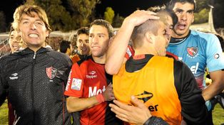 Inolvidable. Heinze, que no pateó penales, festeja con Maxi, Guzmán y el resto la clasificación a 4º de la Libertadores 13 ante Boca. Un play off en el Coloso definido a favor de Newells.