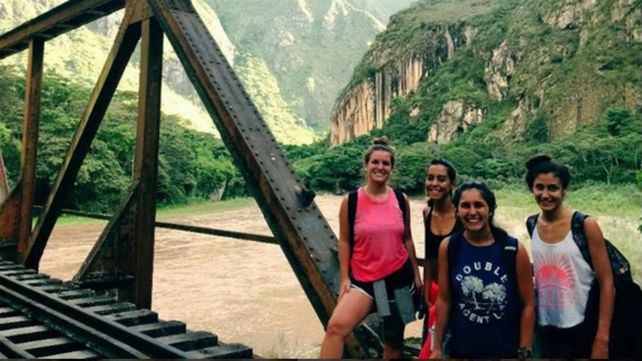 Marina Menegazzo y María José Coni (a la izquierda y atrás) fueron asesinadas en Montañita