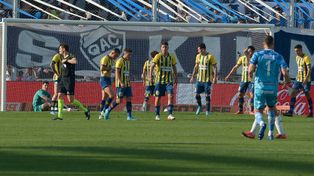 Los futbolistas canallas sufren el gol de Quilmes. El empate llegó, pero los penales fueron condenatortios.