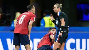 La árbitro Tori Penso le dio un penal a Sudáfrica ante República Checa. Ella y sus asistentes tuvieron una muy buena actuación en el partido.