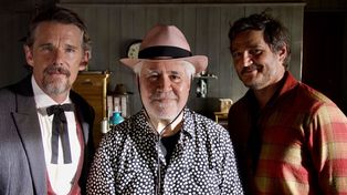 Equipazo. Ethan Hawke, el director Pedro Almodóvar y Pedro Pascal.