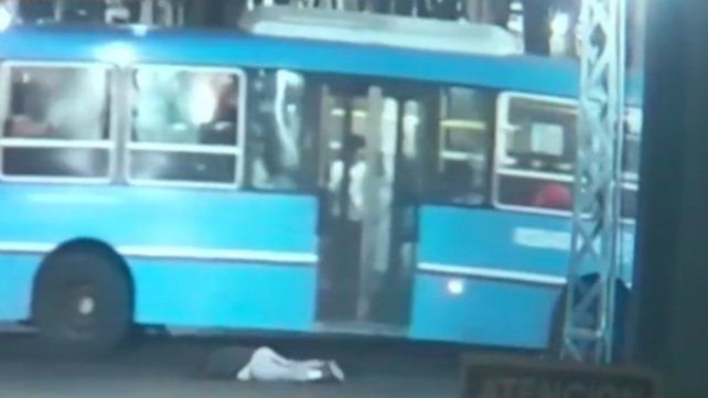 Video: se descompensó en el colectivo, cayó por la puerta delantera y terminó en el asfalto