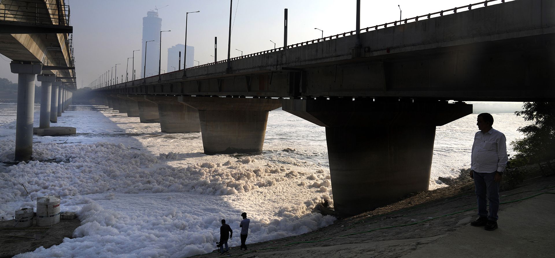 La gente observa la niebla matutina junto a un puente sobre el río Yamuna cubierto de contaminantes, el día después del festival hindú Diwali, en Nueva Delhi, India, el viernes 1 de noviembre de 2024. (Foto AP/Manish Swarup) La gente observa la niebla matutina junto a un puente sobre el río Yamuna cubierto de contaminantes, el día después del festival hindú Diwali, en Nueva Delhi, India, el viernes 1 de noviembre de 2024. (Foto AP/Manish Swarup)