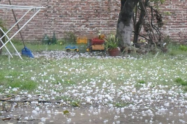 Las piedras que cayeron en la ciudad. Facebook: María Tatengee Vanni