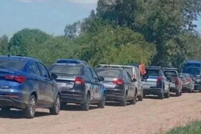Una caravana de móviles policiales en cercanías del descampado donde fue hallado el cuerpo de María Celeste Santillán