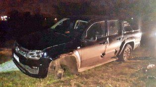 La camioneta sustraida apareció en la noche con daños y sin la cubierta delantera izquierda.