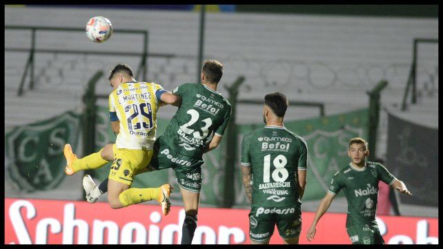 Luca Martínez disputa en el aire una pelota con Nicolas Bazzana.