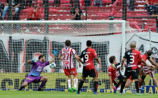 En contra. El cabezazo de Conti contra su valla convirtiéndose en gol. Fue la apertura del tanteador.&nbsp;