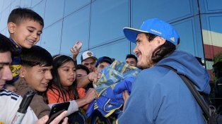 Edinson Cavani recibe el cariño de los hinchas de Boca en Córdoba.