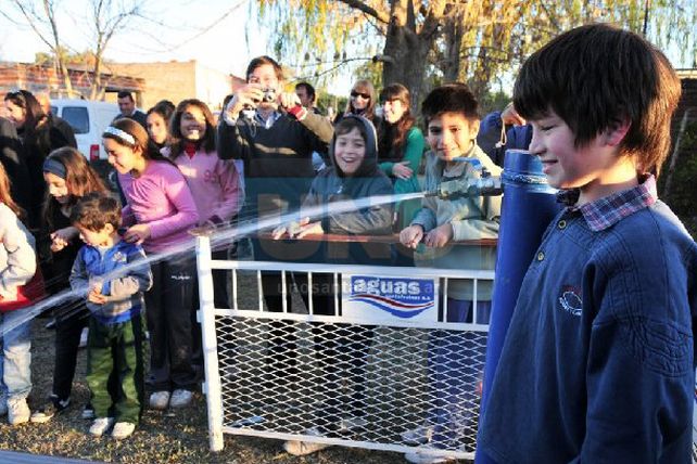 Más de 4.500 vecinos cuentan con agua potable en diferentes barrios de la ciudad