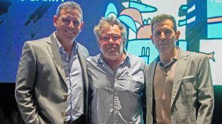 En el centro, el artista Milo Locket, junto a los hermanos Fernando y Gonzalo Pascual, al frente de Pascual Construcciones.