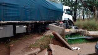 El accidente se produjo alrededor de las 5 de la mañana entre un camión con acoplado y un automóvil.