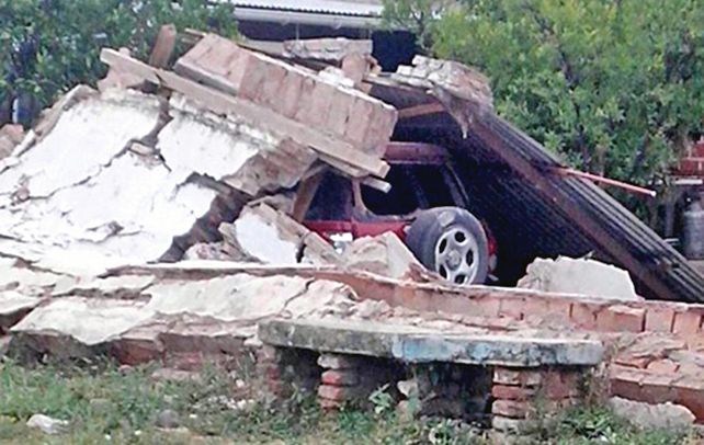 Desolador. Una de las viviendas de El Galpón que al colapsar destruyó un automóvil..