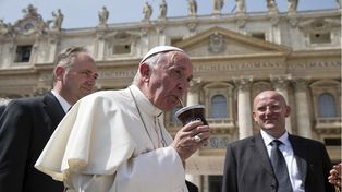 El papa Francisco toma mate al final de su audiencia general semanal, en la Plaza de San Pedro del Vaticano, el 6 de abril de 2016. (Foto AP/Andrew Medichini, archivo)
