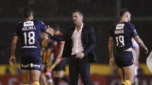 Cocca saluda a Molina tras la finalización del partido