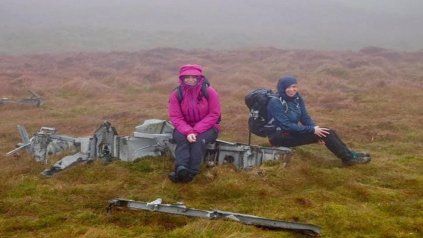 Hallazgo. Las excursionistas Pamela Aitken y Kathryn Gaffery encontraron los restos de un avión de pasajeros de hace 73 años.
