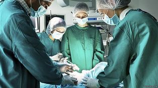 Un equipo médico sudafricano realizó con éxito el primer trasplante de pene del mundo