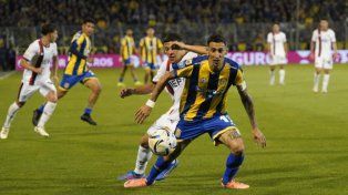 Ángel Di María intenta escapar a su marcador de San Lorenzo.