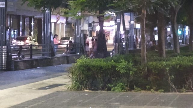 La postal de este jueves por la noche en Rosario era mucha gente esperando en las paradas de colectivos.&nbsp;