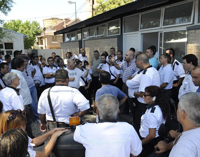 Ayer en asamblea los inspectores determinaron que no realizarán más adicionales en los estadios hasta que no les garanticen seguridad. (Foto. F. Guillén)
