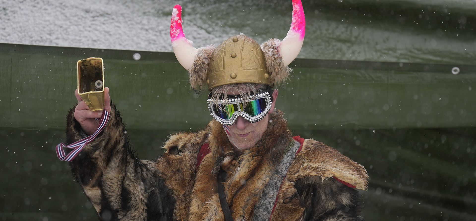 Un aficionado hace sonar una campana en la pista durante el evento clásico de 10 km de cross country masculino, que comienza con intervalos, en el Campeonato Mundial de Esquí Nórdico en Trondheim, Noruega, el martes 4 de marzo de 2025. (Foto AP/Matthias Schrader) Un aficionado hace sonar una campana en la pista durante el evento clásico de 10 km de cross country masculino, que comienza con intervalos, en el Campeonato Mundial de Esquí Nórdico en Trondheim, Noruega, el martes 4 de marzo de 2025. (Foto AP/Matthias Schrader)