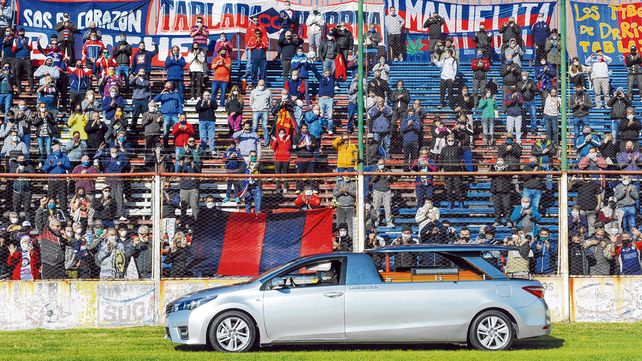 La despedida. El coche f&uacute;nebre con el cuerpo de Carlovich recorre el Gabino el s&aacute;bado ante una nutrida tribuna.