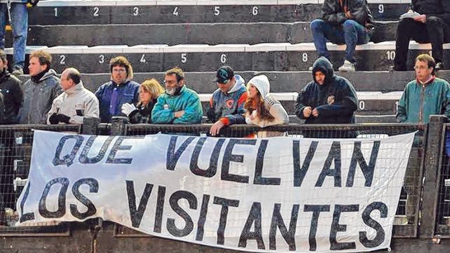 Un reclamo repetido. Es habitual observar en las diferentes tribunas las banderas que reflejan el pedido de los hinchas visitantes para volver a los estadios.&nbsp;