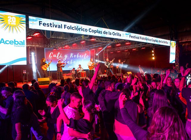 La edición del festival Coplas de la Orilla contó con la participación de ballets y grupos de danza de Acebal