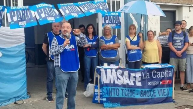 El titular de Amsafé provincial, Rodrigo Alonso, durante el acto realizado este martes en una escuela de Santo Tomé.