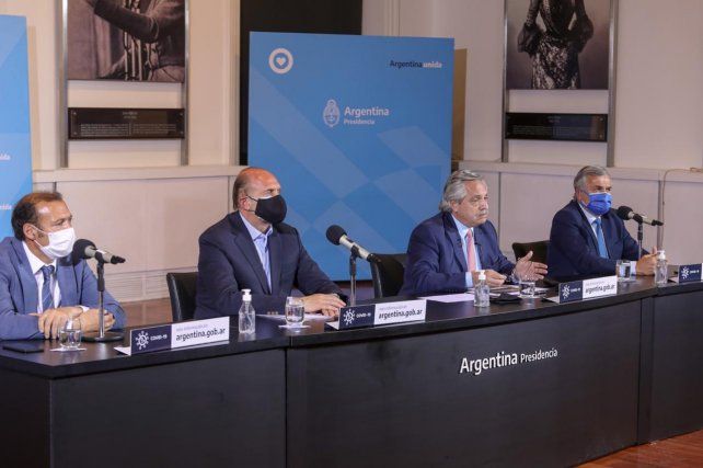 Fernández dijo que se restringirá la circulación en 18 distritos acompañado de gobernadores
