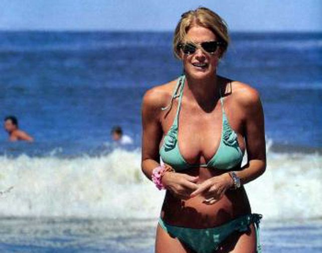 A los 47 años Flavia luce divina en las playas de Punta.