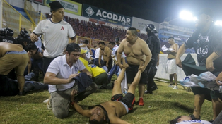 Tragedia en El Salvador: doce muertos en avalancha en un estadio de fútbol