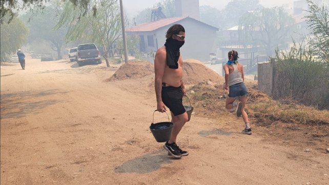 Los vecinos de Villa Carlos Paz huyen de los incendios