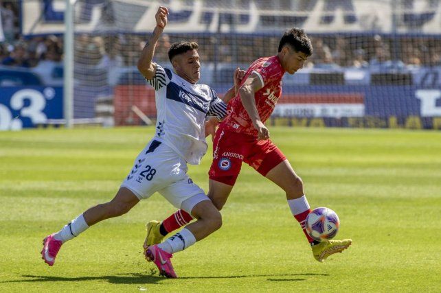 Gimnasia juega otra final por el descenso ante Argentinos en La Plata