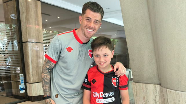 El Colo Ramírez accedió gentilmente a fotografiarse con un chico hincha de Newells en la puerta del hotel.